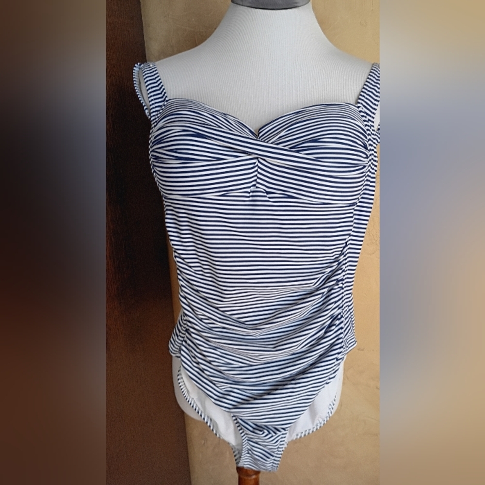 Nip Tuck Swim Slimming 1 Piece Bathing Suit -NEW- SZ 10